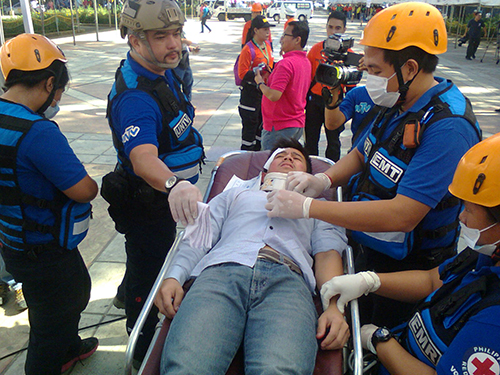 救助活動の訓練をする消防局員ら=14日午前9時半ごろ、首都圏ケソン市で写す