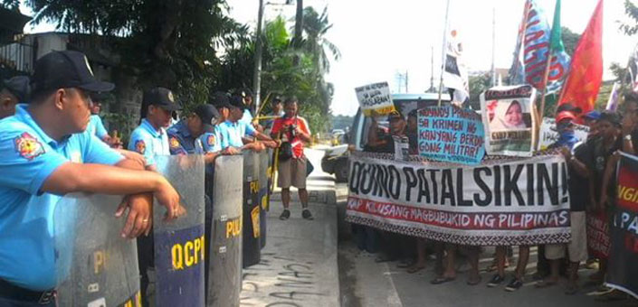 警官隊とにらみ合いを続ける左派系団体の集会参加者=人権団体カラパタン提供