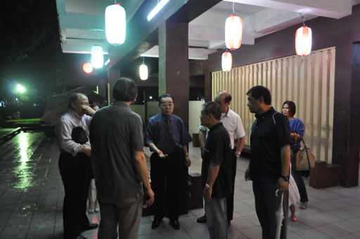 点灯式の後、日本庭園の一角で談笑する参加者たち=29日午後6時すぎ、リサール公園で写す