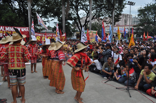 ミンダナオ地方の先住民は伝統の歌と踊りで土地問題を訴えた=ボニファシオ公園で30日午後3時ごろ写す