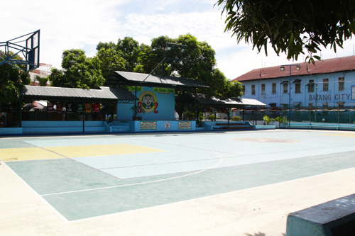 「犯罪者養成施設」とやゆされるニュービリビッド刑務所内のテニスコート。元下院議員が整備した