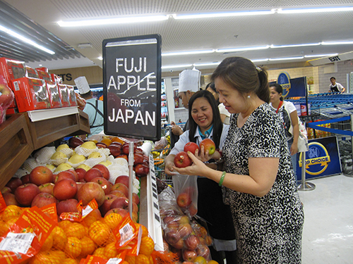 長野県産リンゴを購入する買い物客=八十二銀行提供