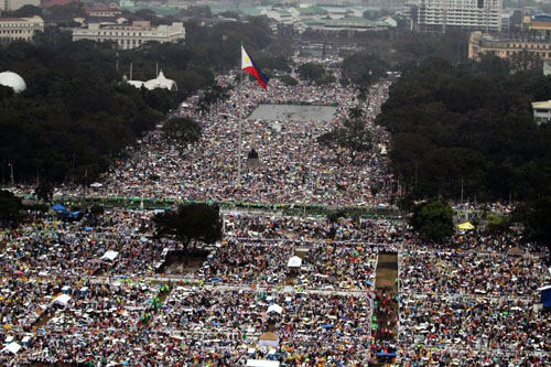 18日午後の野外ミサに600万人が集まったマニラ市リサール公園=国軍提供