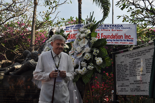 遺族団体の理事でマニラ市街戦を経験したドイツ系フィリピン人のエドガー ・クローン氏が虐殺現場を列記した記念碑を除幕=14日午前9時ごろ写す