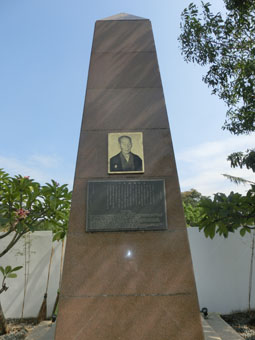 大澤清氏の記念碑=20日午後3時ごろ、首都圏モンテンルパ市で写す