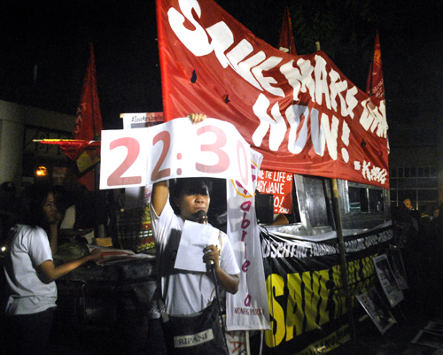 在比インドネシア大使館前で行われた死刑中止を求めるデモ=27日午後8時半ごろ、首都圏マカティ市で写す