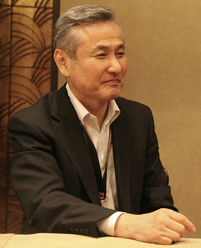 マニラ新聞のインタビューに応じる佐藤長官=5日午後5時ごろ、首都圏マニラ市のホテルで写す