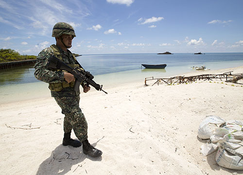 パグアサ島の警備のため、ライフル銃で武装している国軍兵士=代表撮影