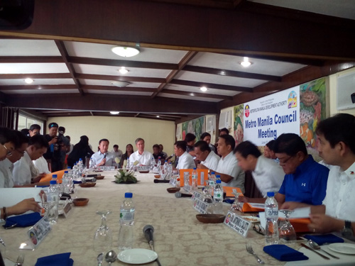 一斉防災訓練についての会議を行う首都圏の首長らと首都圏開発局=2日午前11時半ごろ、首都圏マニラ市で写す