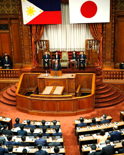 参院本会議場で演説するアキノ大統領=大統領府提供