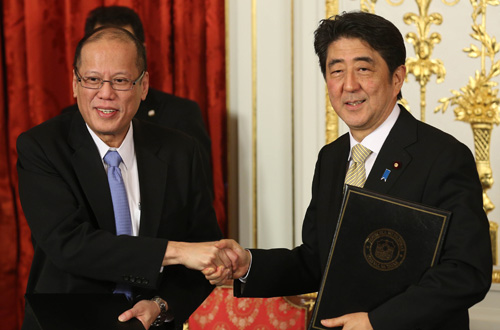 首脳会談後、安倍首相(右)と握手を交わすアキノ大統領=大統領府提供