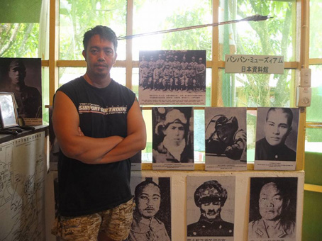 戦争資料館を運営するロニー・デラクルス館長=21日午 前11時ごろ、ルソン地方タルラック州バンバン町で写す