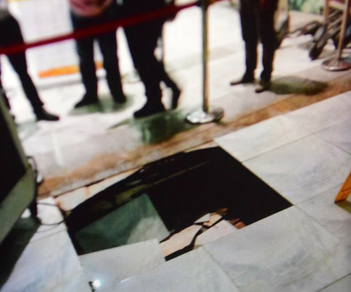 オーストラリア人男性が転落した通路の穴=マニラ空港第2ターミナルで写す