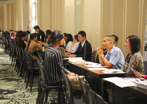 再就職説明会に参加した企業から説明を受けるEPA帰国者ら=28日午後4時ごろ、首都圏マカティ市内のホテルで写す