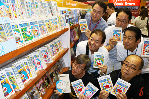 フィリピン語に翻訳された「ドラえもん」の単行本=20日午後4時ごろ、首都圏パサイ市のSMXコンベンションセンターで写す