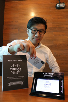 福利厚生サービスを手掛ける和出CEO=首都圏マカティ市のベンテニーで写す