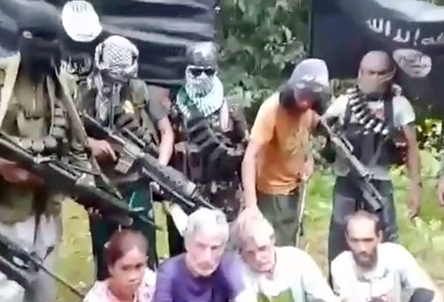 動画共有サイトのユーチューブに投稿された人質4人と、銃で脅す犯人グループの映像