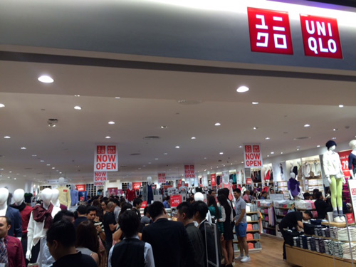 21日午後、ソフトオープンしたユニクロ・SMシティセブ店=ユニクロフィリピン提供