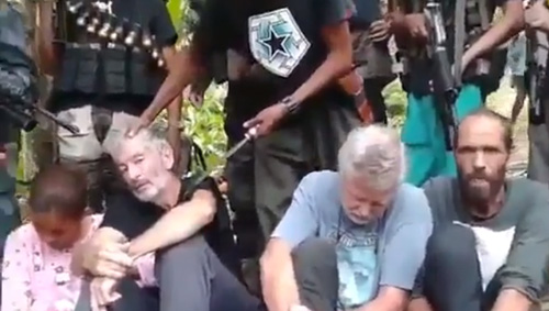 犯人グループが4日公開した外国人人質ら4人の映像=動画共有サイトより