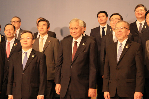 APEC閣僚会議に参加した21カ国・地域の集合撮影に応じるデルロサリオ長官(下段右から2人目)=17日午前9時20分ごろ、首都圏パサイ市のホテルで写す