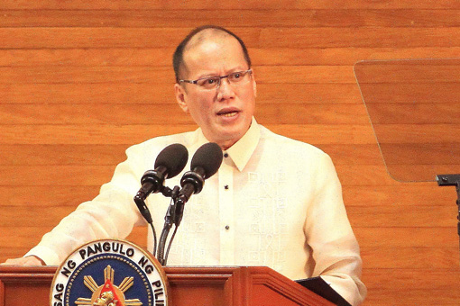 任期内最後の施政方針演説で「先進国と肩を並べるのか。それとも再び世界から 取り残されるのか」と問い掛けたアキノ大統領=7月27日、下院議事堂で写す