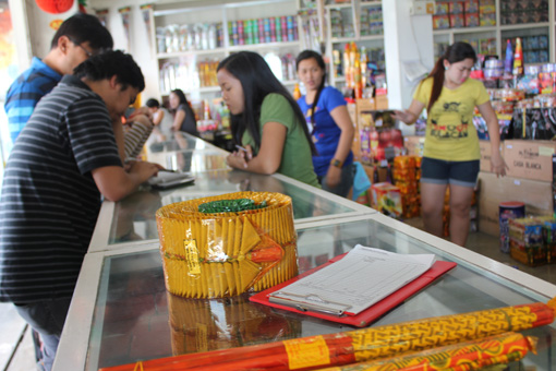 花火や爆竹を求めて店に押し寄せる客=29日午後2時 20分ごろ、ルソン地方ブラカン州ボカウェ町で写す