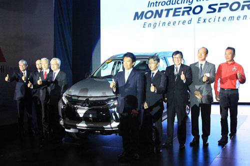 「モンテロ」の新モデルの前で記念撮影する加藤社長(右から5人目)、石川大使(同4人目)ら=20日午後7時10分ごろ、首都圏パサイ市で写す