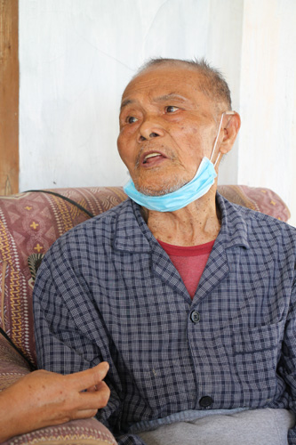 戦中、米軍に参加したパブリト・カンデラさん=22日午前11時ごろ、ビサヤ地方レイテ州タクロバン市内で写す