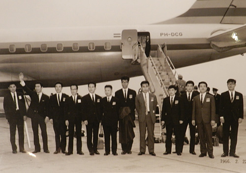 フィリピンに向かう前に日本の空港で手を振る初代隊員たち。左から3番目が瀬井さん=国際協力機構(JICA)提供
