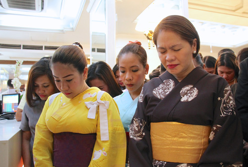 黙とうをささげるフィリピン人ホテル従業員たち=11日午後2時46分、首都圏パサイ市ネットワールドホテルで冨田すみれ子写す