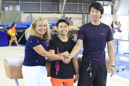 ユーロ選手(中央)の日本行きが決まり笑顔を見せるカリオン会長(左)と釘宮コーチ(右)=12日午後1時すぎ、マニラ市で鈴木貫太郎写す