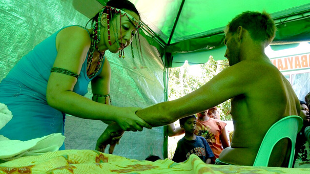 ヒーリングフェスティバルで参加者にヒロットを施術するコモン山端香代子さん(左)=コモン山端さん提供