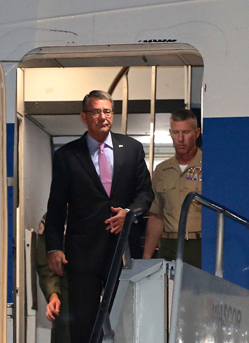 マニラ空港に到着したカーター米国防長官=13日午後6時20分ごろ、マニラ空港で写す