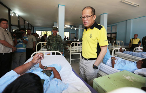 交戦で負傷した国軍兵士を見舞うアキノ大統領=大統領府提供