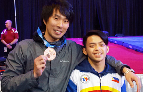 金メダルを獲得し笑顔を見せるユーロ選手(右)と釘宮コーチ=同コーチ提供