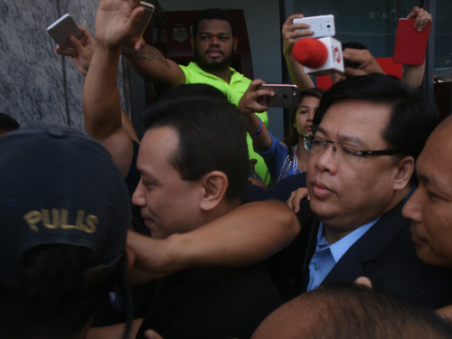 ドゥテルテ市長が口座を持つ商業銀行BPIジュリアベガス支店に入るトリリャネス上院議員=2日午前10時45分ごろ、首都圏ケソン市でエマニュエル・トゥーパス写す