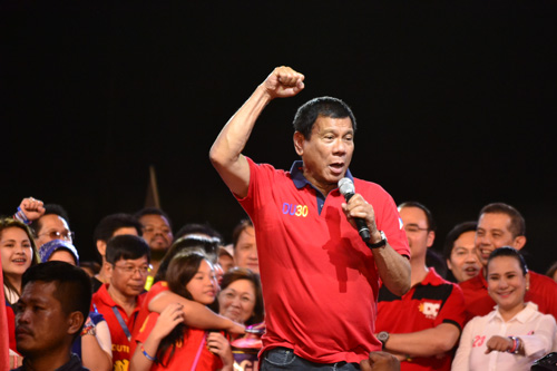 選挙戦最後の演説で会場を沸すドゥテルテ市長= 7日午後9時半ごろ、首都圏マニラ市で加藤昌平写す