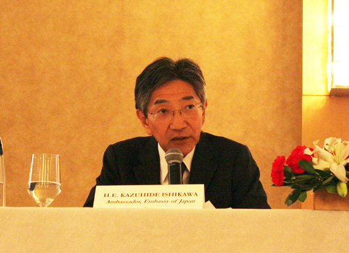 ドゥテルテ次期政権下における比日関係の展望を語る石川駐比日本大使=18日午後5時15分ごろ、首都圏マカティ市内のホテルで立田成美写す