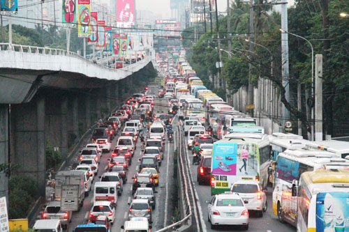 首都圏では朝夕ラッシュ時の交通渋滞が社会問題となっている=21日午後6時ごろ、マカティ市エドサ通りで冨田すみれ子写す