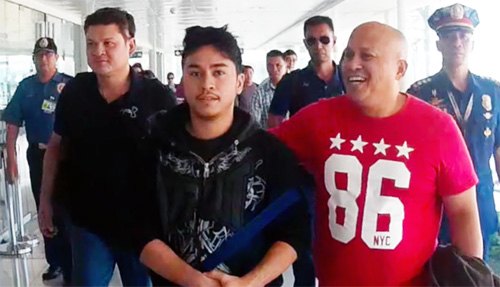 30日に首都圏マニラ市のマラカニアン宮殿で行われる就任宣誓式に参加するため、ドゥテルテ次期大統領の長男らが28日午前9時ごろ、ミンダナオ地方ダバオ市からマニラ空港に到着した。写真は、次期大統領の長男、パオロ次期ダバオ副市長(中央)とデラロサ次期国家警察長官(右)=28日午前9時ごろ、マニラ空港第2ターミナルで写す