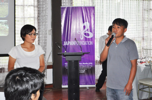 イフガオ州でのドジョウ養殖事業について説明する渡辺隊員(左)と現地パートナーの農業技師=21日午後1時ごろ、バギオ市で澤田公伸写す