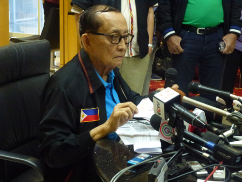 会見で話すラモス元大統領=8日午後1時40分ごろ、マニラ空港第2ターミナルでロビーナ・アシド写す