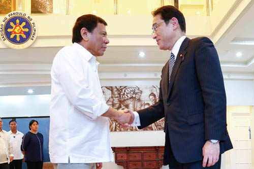 ドゥテルテ大統領と握手を交わす岸田外相=大統領府提供