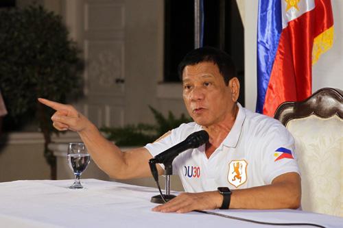 会見で「国連脱退も検討」と述べるドゥテルテ大統領=大統領府提供