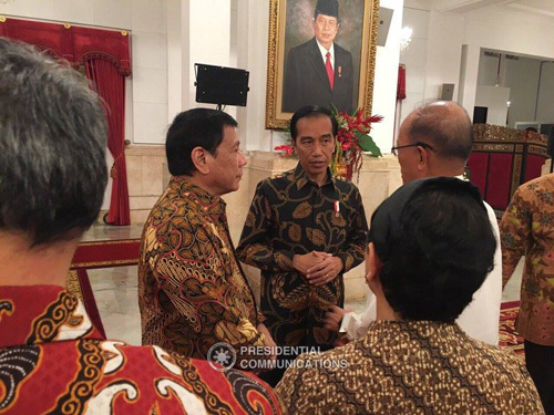 インドネシアのジョコ大統領と談笑するドゥテルテ大統領=大統領府提供