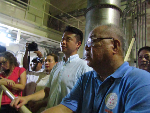 原子炉格納容器内でマルセロ技師(右)の説明を受けるガチャリアン上院エネルギー委員長(写真中央)=バタアン原発で16日正午ごろ、加藤昌平撮影