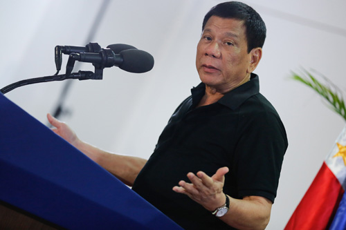 ベトナムから帰国し演説するドゥテルテ大統領=大統領府提供