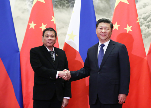 習近平中国国家主席と握手を交わすドゥテルテ大統領=大統領府提供