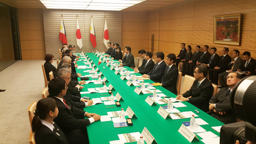 首相官邸で行われた比日首脳会談=26日午後5時50分ごろ、セレリーナ・モンテ撮影