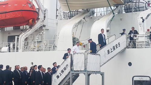 横浜市の第3管区海上保安本部を視察するドゥテルテ大統領=27日午後1時50分ごろ、セレリーナ・モンテ撮影